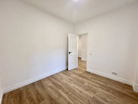 T2 totalmente renovado com excelente luminosidade e vista lateral para o Rio Tejo