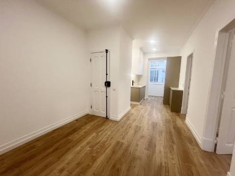 T2 totalmente renovado com excelente luminosidade e vista lateral para o Rio Tejo