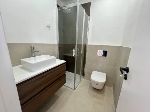 T2 totalmente renovado com excelente luminosidade e vista lateral para o Rio Tejo