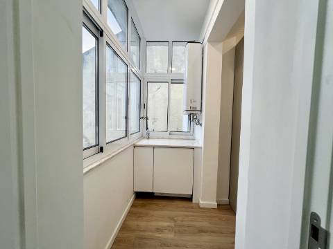 T2 totalmente renovado com excelente luminosidade e vista lateral para o Rio Tejo