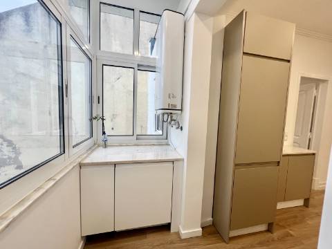 T2 totalmente renovado com excelente luminosidade e vista lateral para o Rio Tejo