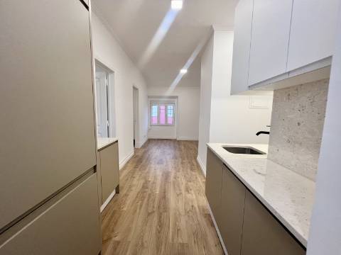 T2 totalmente renovado com excelente luminosidade e vista lateral para o Rio Tejo