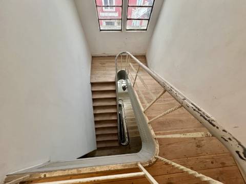 T2 totalmente renovado com excelente luminosidade e vista lateral para o Rio Tejo