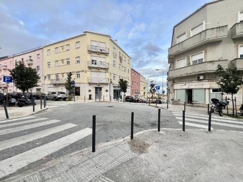 T2 totalmente renovado com excelente luminosidade e vista lateral para o Rio Tejo