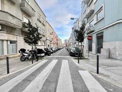T2 totalmente renovado com excelente luminosidade e vista lateral para o Rio Tejo
