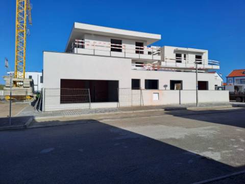 Apartamento T3 com garagem no centro de Ferrel