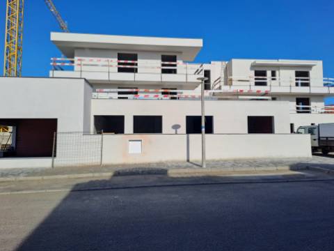 Apartamento T3 com garagem no centro de Ferrel