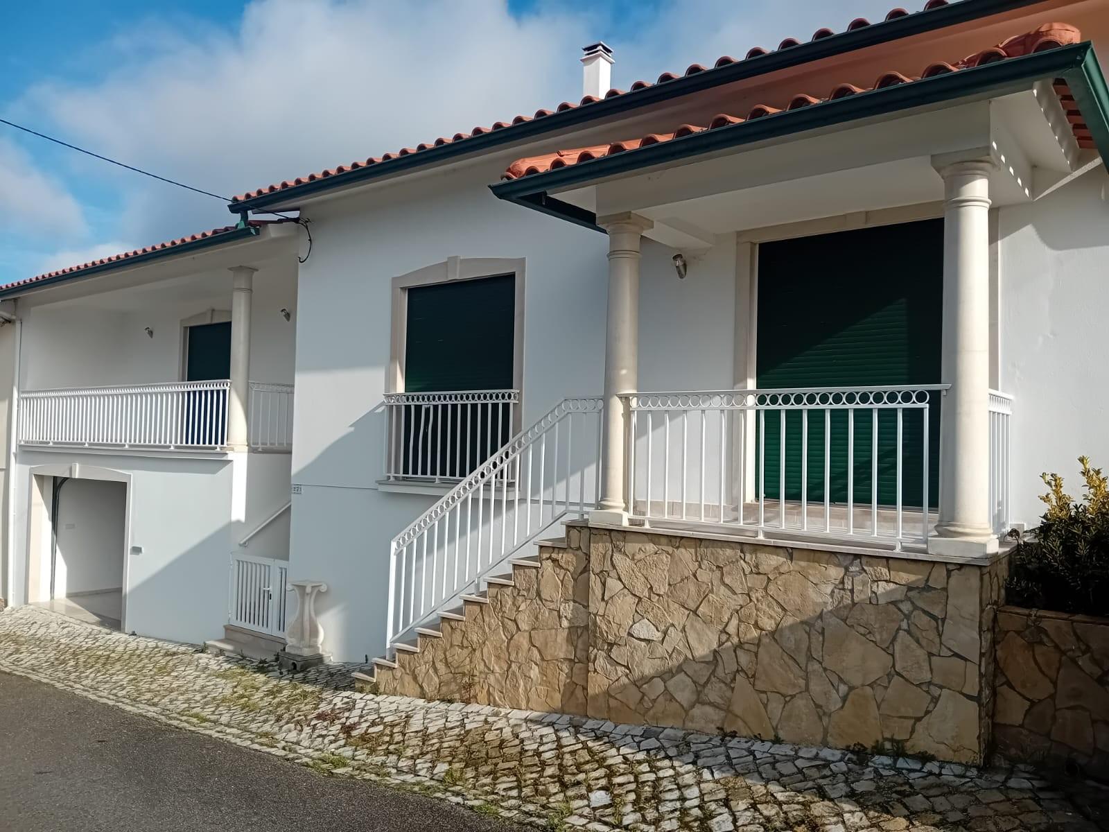 Moradia remodelada, com garagem e anexo, perto da Batalha