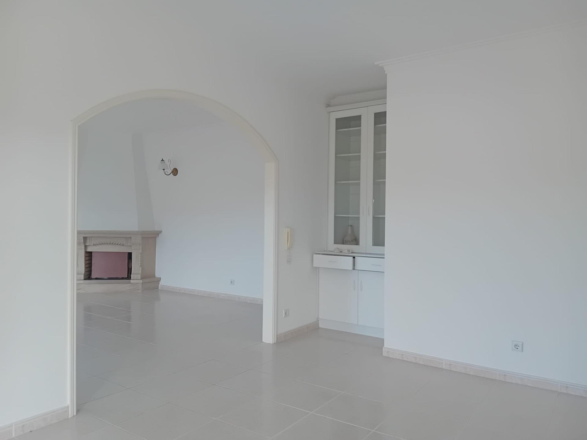 Moradia remodelada, com garagem e anexo, perto da Batalha