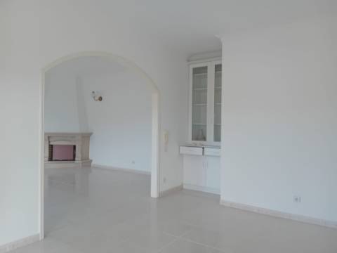 Moradia remodelada, com garagem e anexo, perto da Batalha