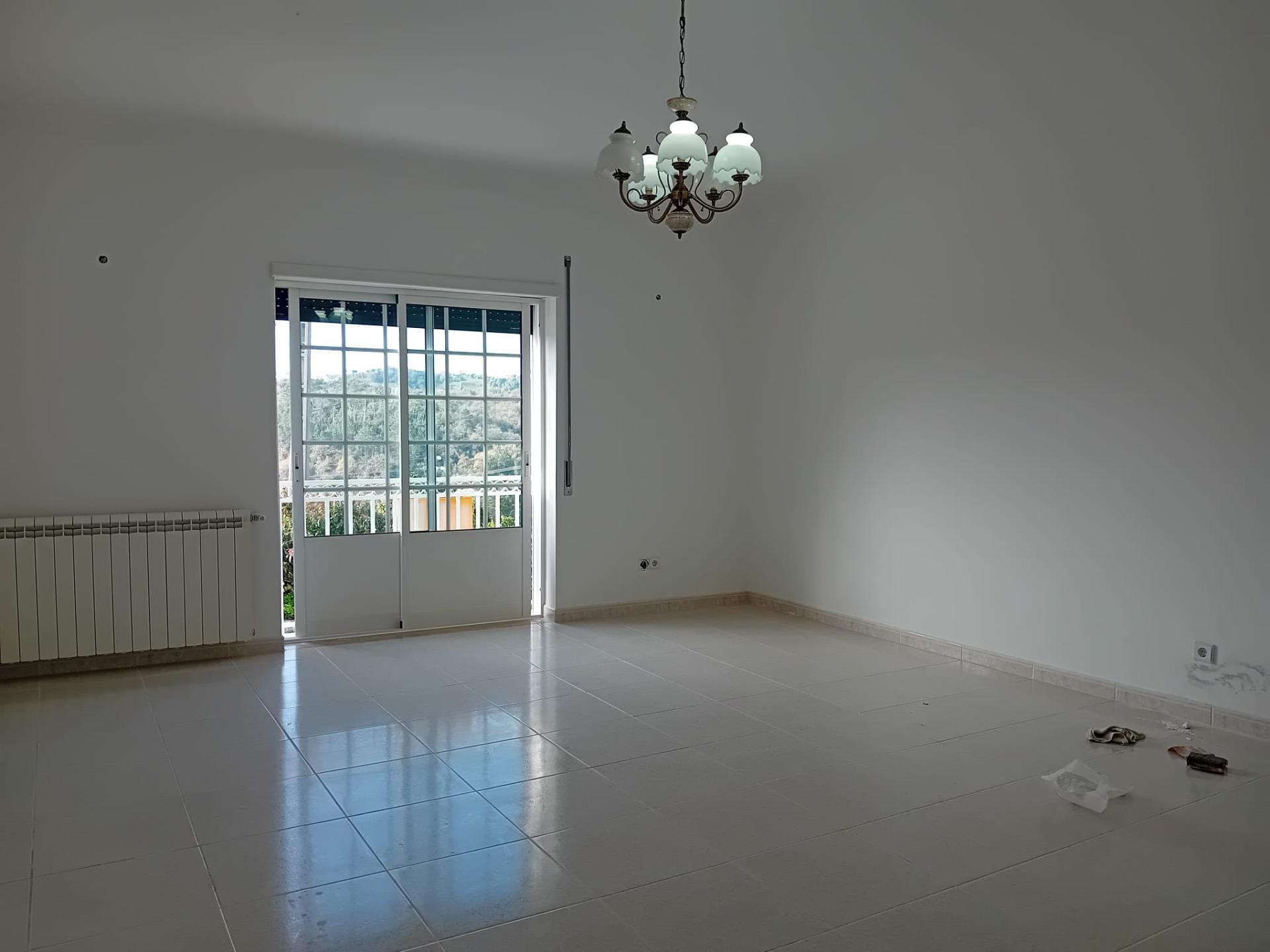 Moradia remodelada, com garagem e anexo, perto da Batalha