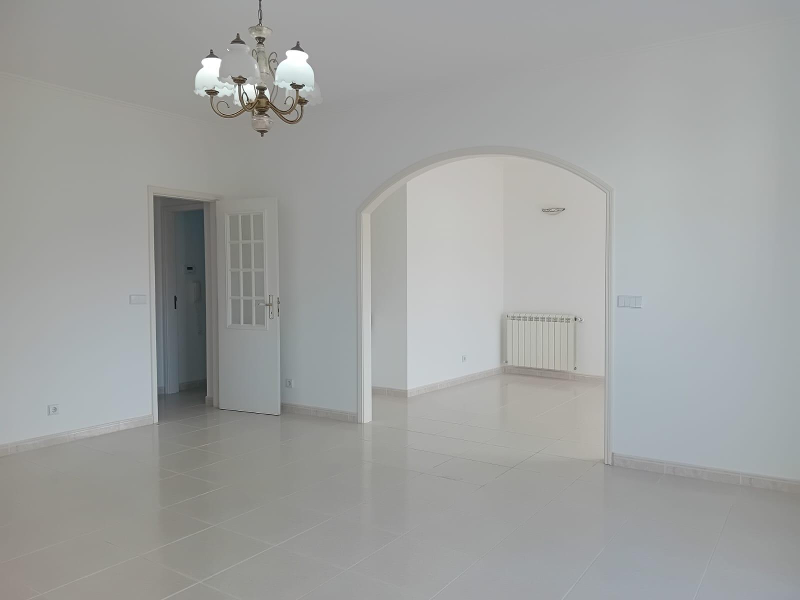 Moradia remodelada, com garagem e anexo, perto da Batalha