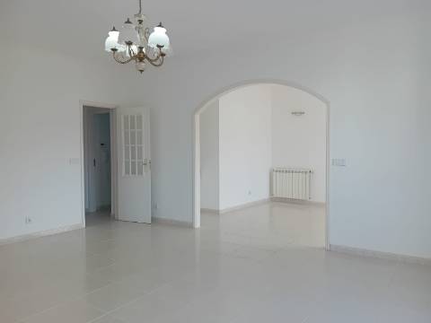 Moradia remodelada, com garagem e anexo, perto da Batalha