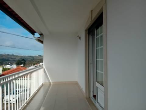 Moradia remodelada, com garagem e anexo, perto da Batalha