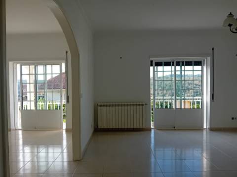 Moradia remodelada, com garagem e anexo, perto da Batalha