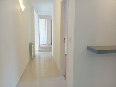 Moradia remodelada, com garagem e anexo, perto da Batalha