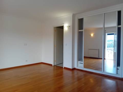 Moradia remodelada, com garagem e anexo, perto da Batalha