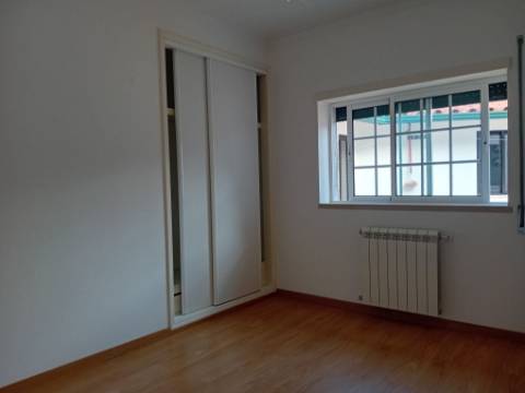 Moradia remodelada, com garagem e anexo, perto da Batalha