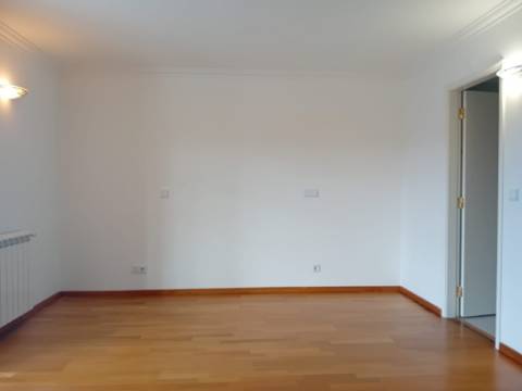 Moradia remodelada, com garagem e anexo, perto da Batalha