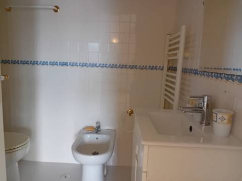 Moradia remodelada, com garagem e anexo, perto da Batalha