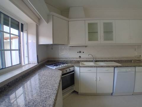 Moradia remodelada, com garagem e anexo, perto da Batalha