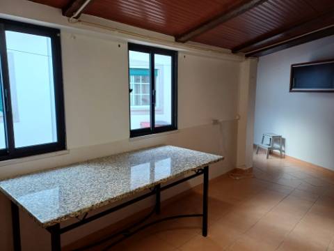 Moradia remodelada, com garagem e anexo, perto da Batalha