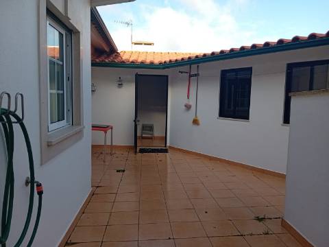 Moradia remodelada, com garagem e anexo, perto da Batalha