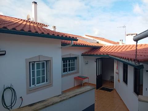 Moradia remodelada, com garagem e anexo, perto da Batalha