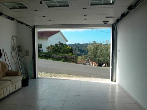 Moradia remodelada, com garagem e anexo, perto da Batalha