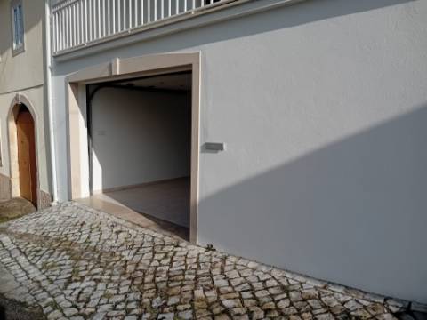 Moradia remodelada, com garagem e anexo, perto da Batalha