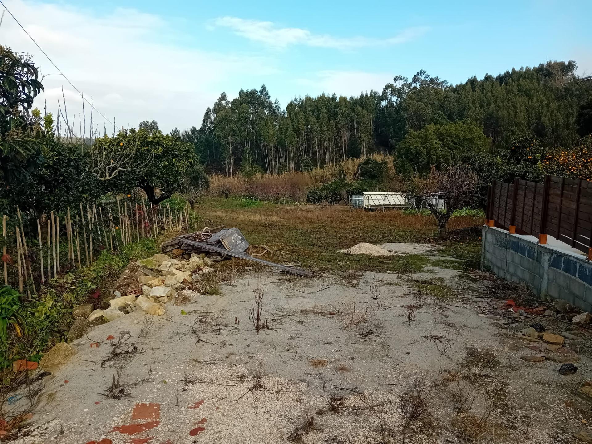 Terreno de 1264m2 com licença levantada em Cortes