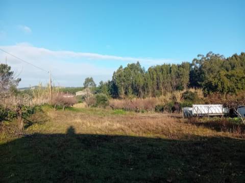 Terreno de 1264m2 com licença levantada em Cortes
