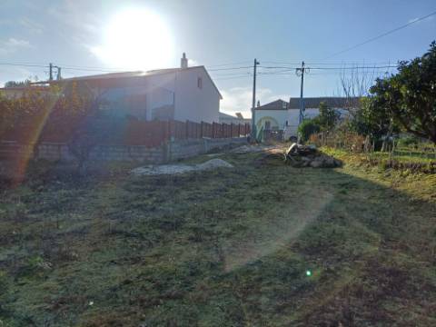 Terreno de 1264m2 com licença levantada em Cortes