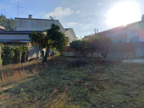 Terreno de 1264m2 com licença levantada em Cortes