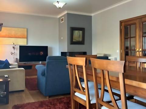 Duplex T3 com Varandas, Terraço e Vista Desafogada para o Castelo de Leiria - Bairro dos Capuchos