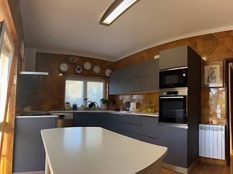 Duplex T3 com Varandas, Terraço e Vista Desafogada para o Castelo de Leiria - Bairro dos Capuchos