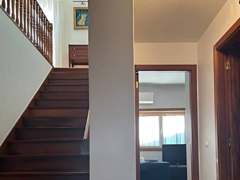 Duplex T3 com Varandas, Terraço e Vista Desafogada para o Castelo de Leiria - Bairro dos Capuchos