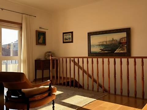 Duplex T3 com Varandas, Terraço e Vista Desafogada para o Castelo de Leiria - Bairro dos Capuchos