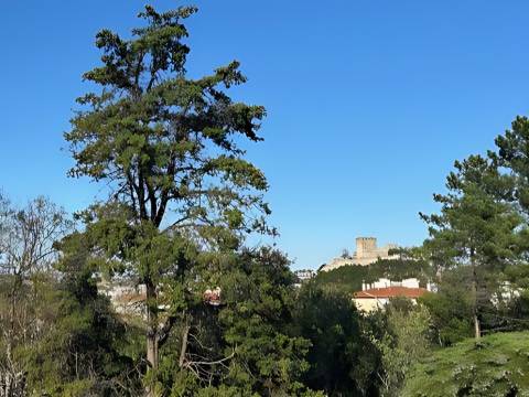 Duplex T3 com Varandas, Terraço e Vista Desafogada para o Castelo de Leiria - Bairro dos Capuchos