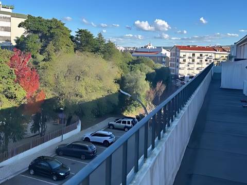 Duplex T3 com Varandas, Terraço e Vista Desafogada para o Castelo de Leiria - Bairro dos Capuchos