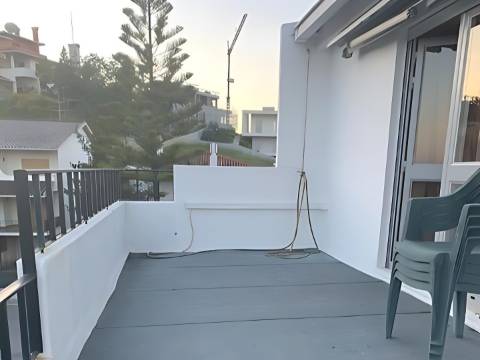 Duplex T3 com Varandas, Terraço e Vista Desafogada para o Castelo de Leiria - Bairro dos Capuchos