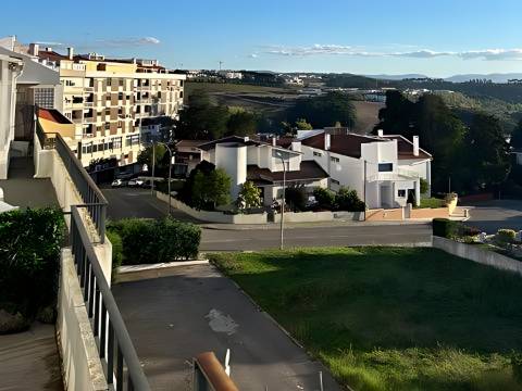 Duplex T3 com Varandas, Terraço e Vista Desafogada para o Castelo de Leiria - Bairro dos Capuchos