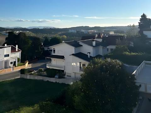 Duplex T3 com Varandas, Terraço e Vista Desafogada para o Castelo de Leiria - Bairro dos Capuchos