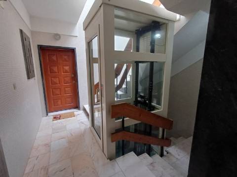 Duplex T3 com Varandas, Terraço e Vista Desafogada para o Castelo de Leiria - Bairro dos Capuchos