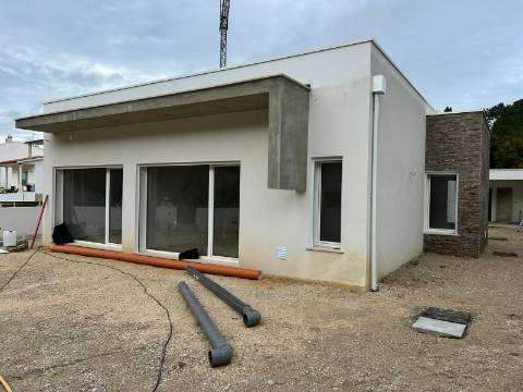 Moradia contemporânea V4 em condomínio fechado a 5 minutos da cidade de Leiria