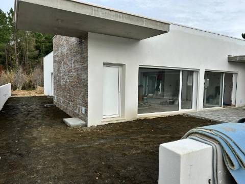 Moradia contemporânea V4 em condomínio fechado a 5 minutos da cidade de Leiria