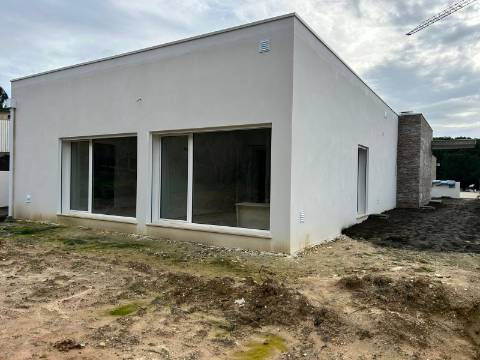 Moradia contemporânea V4 em condomínio fechado a 5 minutos da cidade de Leiria