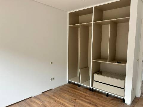 Moradia contemporânea V4 em condomínio fechado a 5 minutos da cidade de Leiria