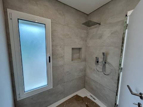 Moradia contemporânea V4 em condomínio fechado a 5 minutos da cidade de Leiria