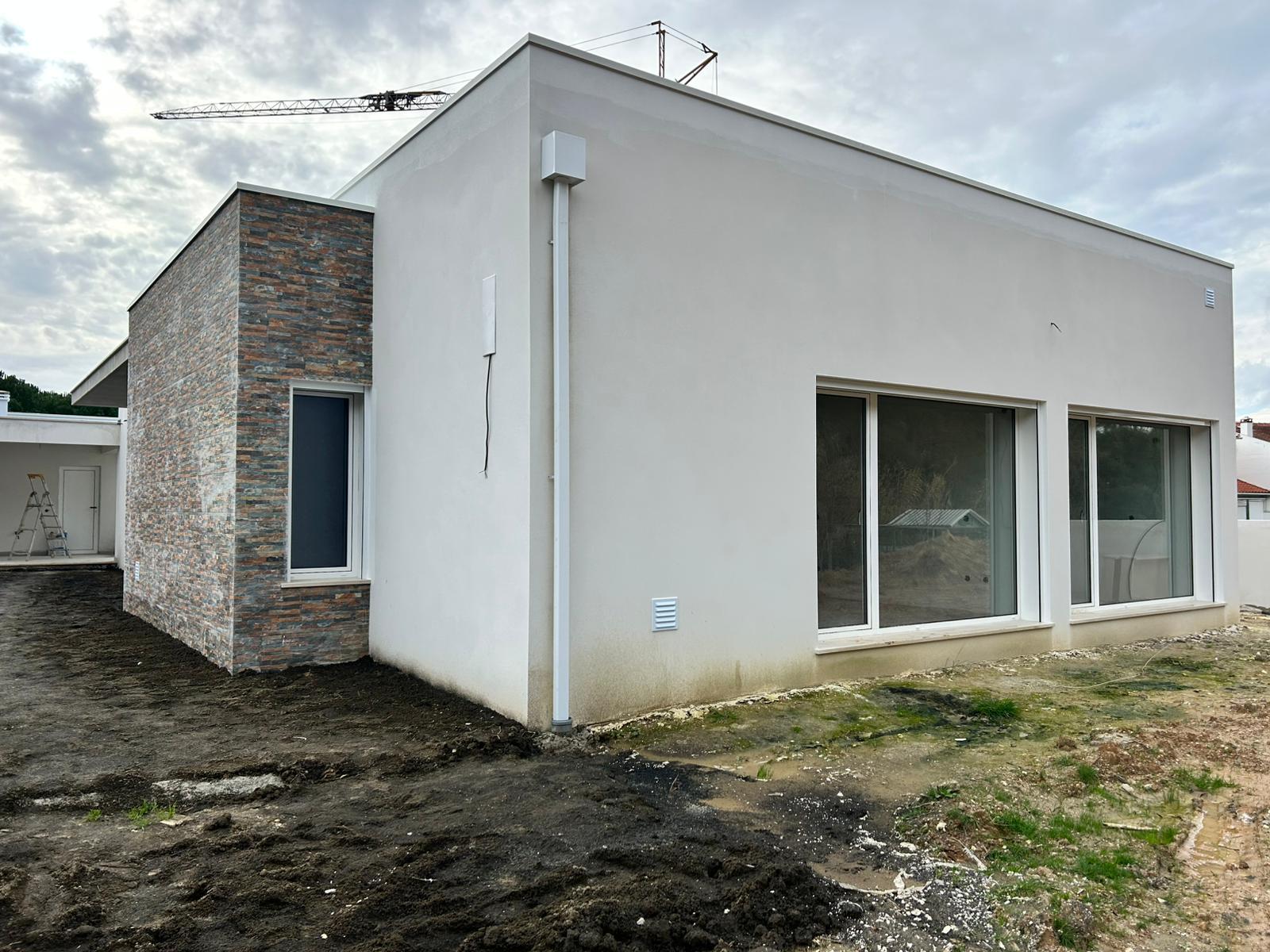 Moradia contemporânea V4 em condomínio fechado a 5 minutos da cidade de Leiria